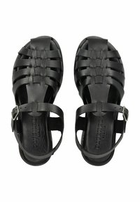 Zwarte leren sandalen met een geweven bovenkant, open teen en een verstelbare enkelband met een zilveren gesp. Platte zolen.