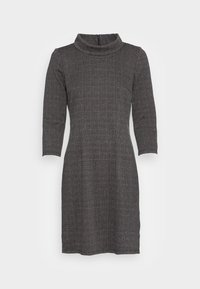 Robe à carreaux grise avec un col haut, des manches trois-quarts et une silhouette ajustée. Le tissu semble texturé, avec de légères lignes verticales. Détail de fermeture éclair à l'arrière.