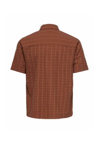 Chemise marron à manches courtes avec un motif à carreaux subtil, vue de dos, dotée d'un col classique et d'une coupe ample.