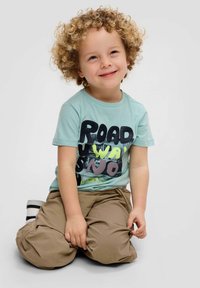 s.Oliver ELASTISCHE PARACHUTE - Stoffhose - sandstein