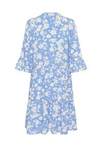 Rochie florală dintr-un material albastru deschis cu flori albe, dotată cu mâneci trei sferturi, manșete volănașe și un design cu fuste stratificate.