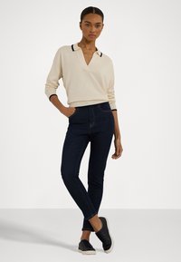Lauren Ralph Lauren TWO TONE COTTON BLEND POLO SWEATER - Strikkegenser - mascarpone cream/lauren navy