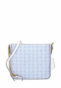 Borsa a tracolla azzurro chiaro con bordi bianchi, tracolla a catena dorata e motivo geometrico monogramma ripetuto.