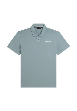 Polo de manga corta color azul claro con dos botones y el logo blanco "FREDDY" en el pecho izquierdo.