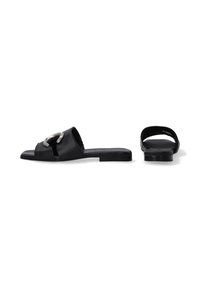Zwarte leren slippers met een snij-design, zilveren accenten, een platte zool en een gladde textuur. Bevat zij- en bovenaanzichten.