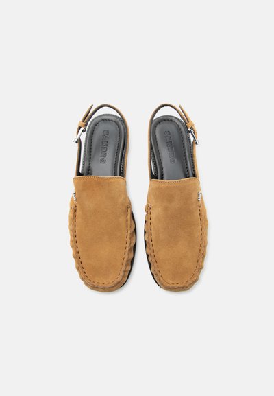 Ανδρικά ταμπά μοκασίνια από σουέντ με μαύρες επενδυμένες εσωτερικές σόλες και ρυθμιζόμενα λουριά στον αστράγαλο, με το λογότυπο "SANDRO" στις εσωτερικές σόλες.