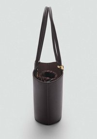 Runde, tief burgunderfarbene Handtasche mit zwei Ledergriffen, einem weichen inneren Zugbeutel und goldenen Hardware-Details. Glatte Textur und strukturiertes Design.
