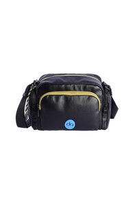 Bolso de cuero negro con dos compartimentos con cremallera, cremallera de acento amarillo, correa ajustable y logotipo azul en la parte frontal. Superficie texturizada.