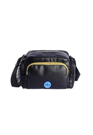 Bolso de cuero negro con dos compartimentos con cremallera, cremallera de acento amarillo, correa ajustable y logotipo azul en la parte frontal. Superficie texturizada.