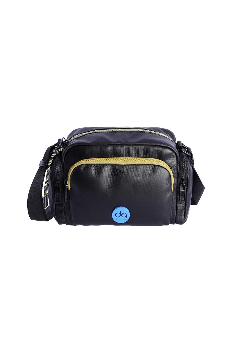 Bolso de cuero negro con dos compartimentos con cremallera, cremallera de acento amarillo, correa ajustable y logotipo azul en la parte frontal. Superficie texturizada.