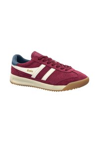 Baskets en suède bordeaux avec des rayures blanches, une semelle crème et des accents bleus sur le col. Présente un design à lacets et une surface texturée.