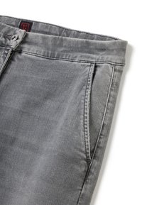 Grijze denim jeans met een rechte snit, topknopsluiting en voorzakken. De stof heeft een licht versleten textuur.