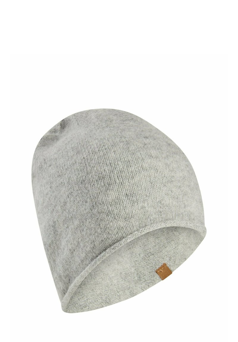Lichtgrijze gebreide beanie van zacht materiaal. Heeft een opgerolde rand en een klein bruin leren label aan de zoom. Zachte textuur.