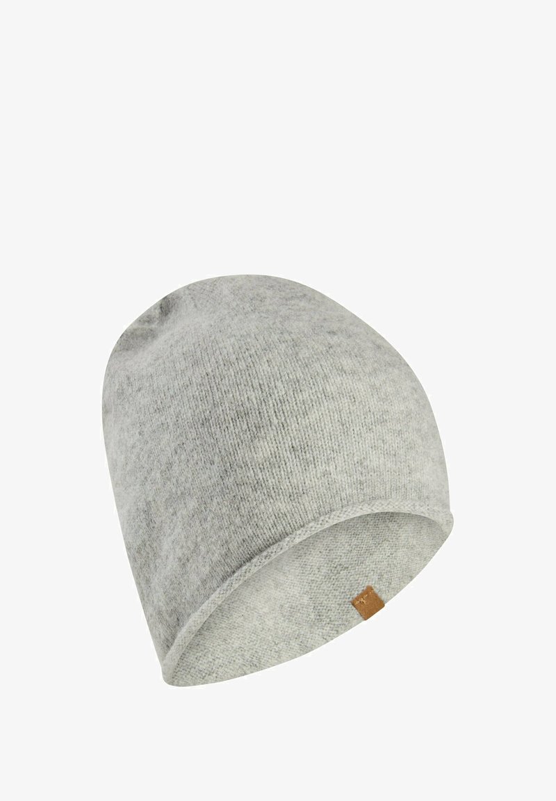 Lichtgrijze gebreide beanie van zacht materiaal. Heeft een opgerolde rand en een klein bruin leren label aan de zoom. Zachte textuur.