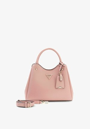 Sac à main Guess en cuir rose avec poignée supérieure, bandoulière amovible et logo ainsi que détails métalliques dorés.