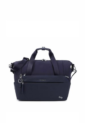Borsa da viaggio Hedgren blu navy scuro con doppi manici, tasca frontale con zip, portachiavi e tracolla regolabile su sfondo bianco.
