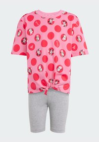 T-shirt rosa con grandi pois rossi e stampe di personaggi, annodato all'orlo, abbinato a pantaloni corti grigi. Tessuto in cotone morbido, stile casual.