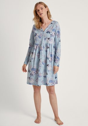 Abito lungo azzurro chiaro con maniche lunghe e motivi floreali in viola e bianco, dotato di scollatura a V e vita arricciata per una silhouette fluida.