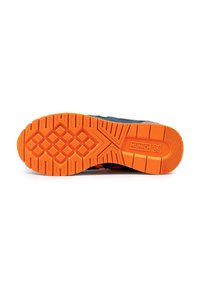 Suela de zapato con un diseño de goma en naranja y un patrón, que ofrece un agarre duradero y detalles texturizados para una mejor tracción. Nombre de la marca "MUNICH" visible.
