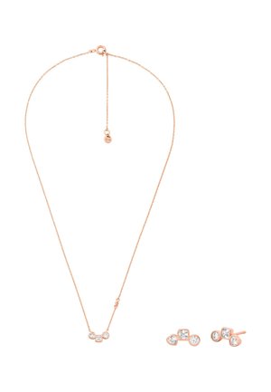 Set di gioielli in oro rosa composto da una collana con tre pietre trasparenti e orecchini a perno coordinati. Design della catena elegante con un aspetto minimalista.
