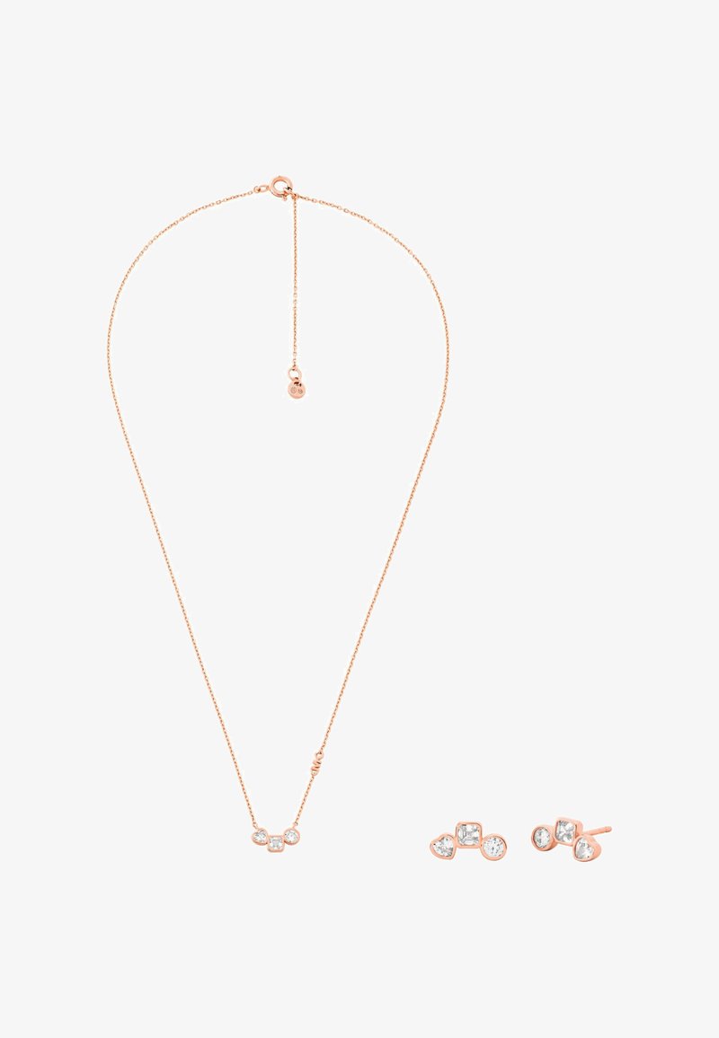 Conjunto de joias em ouro rosa com um colar que possui três pedras claras e brincos de botão a condizer. Design de corrente elegante com um visual minimalista.