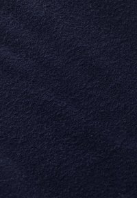 Tmavě modrá texturovaná látka s měkkým, chlupatým povrchem. Materiál je zdánlivě silný a má rovnoměrnou strukturu po celé ploše.