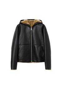 Schwarze Lederjacke mit Kapuze, Reißverschluss vorne, zwei Vordertaschen und einem tannfarbenen, fellartigen Innenfutter. Glatte Textur und modernes Design.