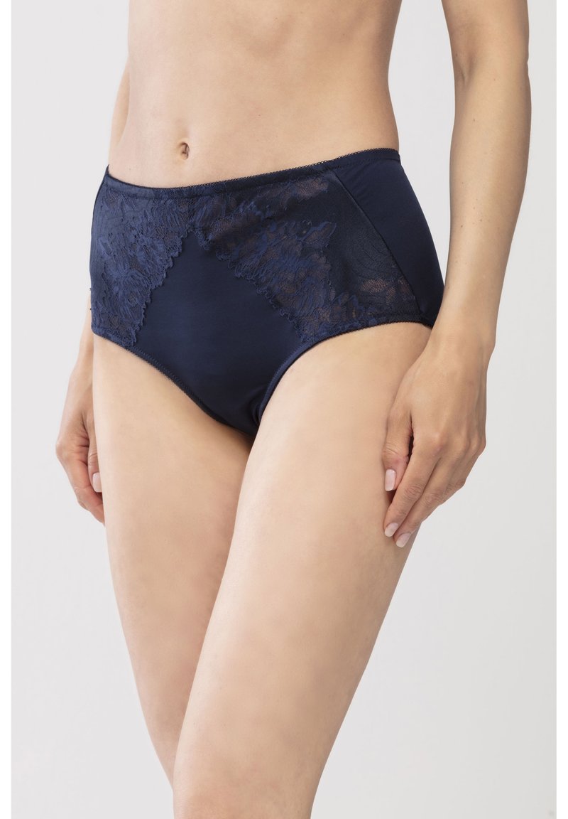 Mutande a vita alta di colore blu navy con dettagli in pizzo sul davanti. Tessuto morbido con una superficie liscia e un design senza cuciture.
