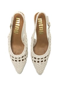 Chaussures à talon slingback blanches tissées avec un bout pointu, présentant un motif texturé et une semelle intérieure beige. Un logo doré apparaît sur la semelle intérieure.