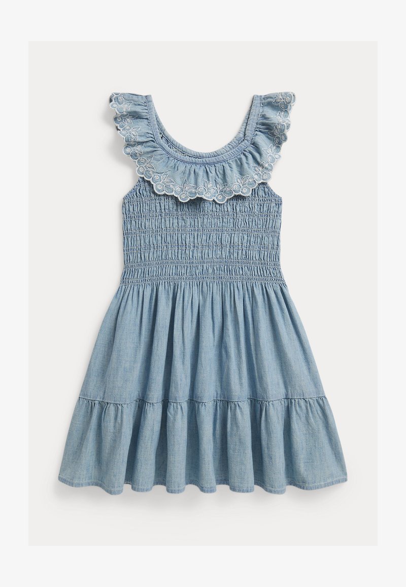 Τζιν φόρεμα με εφαρμοστό, ελαστικό μπούστο και φουσκωτή, πολυεπίπεδη φούστα. Διαθέτει μπλε ύφασμα με ρελιά λαιμόκοψη και λεπτομέρειες με κεντήματα λουλουδιών.