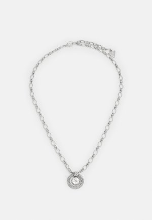 Collier en argent avec un pendentif circulaire orné de cercles concentriques et de pierres claires incrustées. La chaîne est composée de maillons ovales et d'un détail de fermoir.