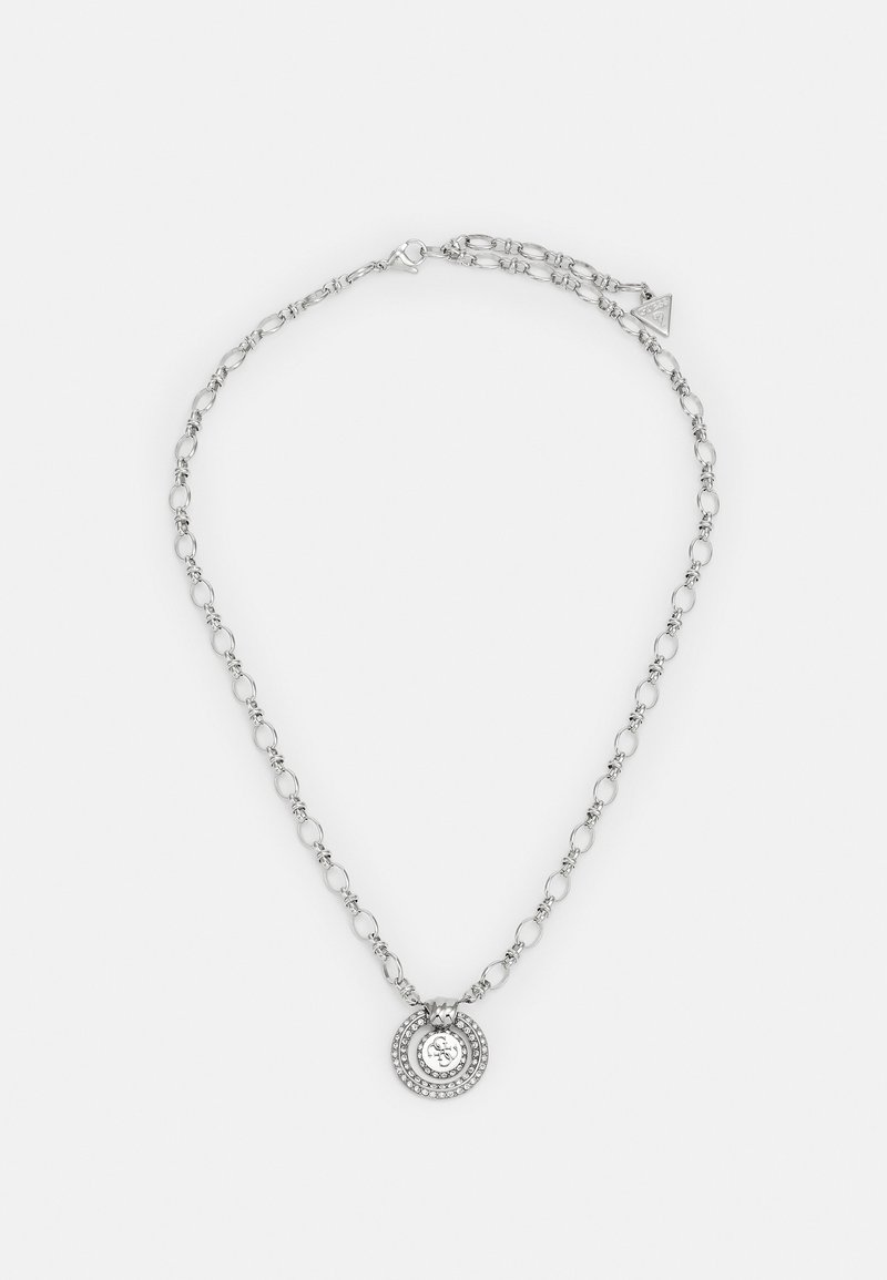 Zilveren ketting met een ronde hanger met concentrische ringen en ingelegde heldere stenen. De ketting heeft ovale schakels en een sluiting detail.