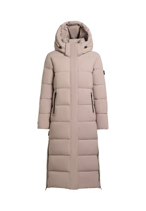 Lange, lichtroze, fluffige winterjas met een capuchon, voorzien van een ritssluiting aan de voorkant, zijzakken en horizontale stiksels.