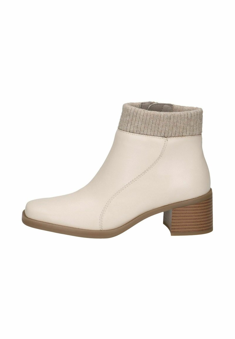 Stivale alla caviglia in pelle beige con risvolto a coste beige, punta arrotondata e tacco medio impilato con linee orizzontali.