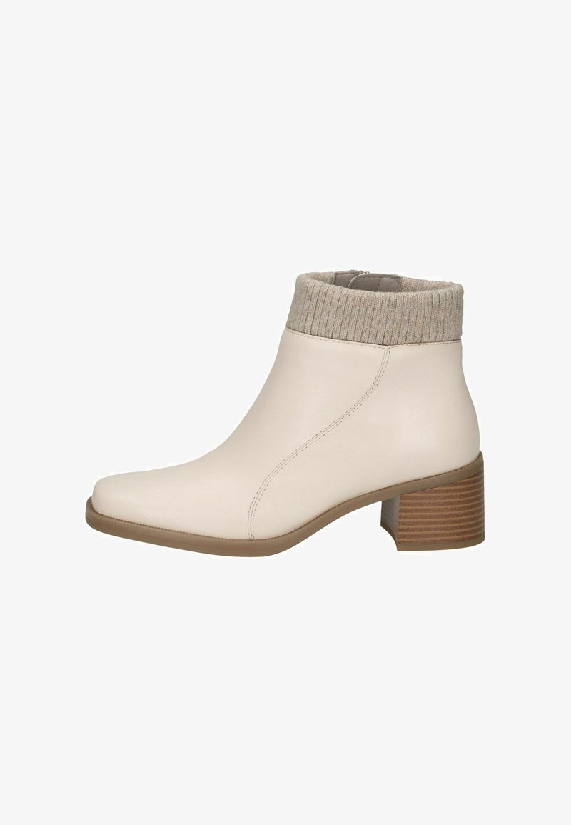 Bottine en cuir beige avec un revers en maille beige, bout rond et un talon empilé de hauteur intermédiaire avec des lignes horizontales.