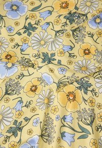 Gelbes Blumenmuster mit verschiedenen Blumen wie Gänseblümchen und Glockenblumen in Blau, Gelb und Grün, mit einer glatten Textur und feinen Details.