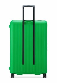 Maleta dura verde con textura estriada, mango telescópico negro y ruedas lisas para mayor movilidad. Diseño sencillo, sin adornos adicionales.