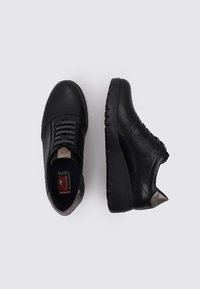 Chaussures noires en cuir avec une surface texturée, un design à lacets et des accents gris contrastants au niveau du talon. Semelle en caoutchouc épaisse pour un bon amorti.