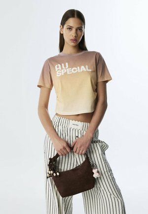 Twist PLEATED GRADIENT - T-shirt imprimé - yellow