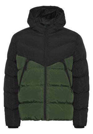 Melnā un olīvu zaļā krāsā pufīgs mētelis ar kapuci, ar rāvējslēdzēja aizdari, horizontālu quilted modeli un rāvējslēdzēja sānu kabatām.