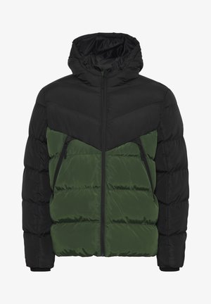 Mustard ja oliivroheline puhvrjakker kapuutsiga, millel on lukuga sulgemine, horisontaalselt tikitud tekstuur ja lukuga küljetaskud.