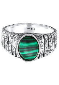 Anello in argento Sterling con una fascia testurizzata e una pietra ovale di malachite con strisce verdi e nere. Contrassegnato con "925" per il contenuto di argento.