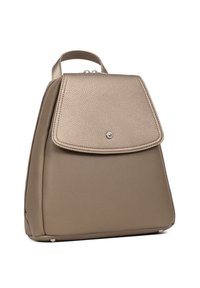 Zaino in pelle beige con una finitura testurizzata, chiusura a pattina e manico superiore. Presenta angoli arrotondati e un sottile accento metallico.