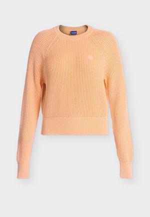 Maglione lavorato a coste color pesca con maniche lunghe, scollo rotondo e piccolo logo tondo sul petto sinistro.