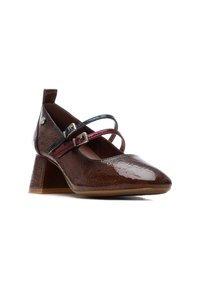 Zapato de tacón de cuero marrón brillante con punta afilada y acabado texturizado. Presenta correas ajustables dobles en negro y burdeos con hebillas plateadas.