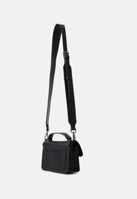 Sac bandoulière noir avec un motif en croco texturé, forme rectangulaire, poignée supérieure, bandoulière réglable et fermeture à rabat magnétique.