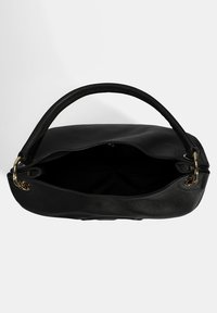 Zwarte leren handtas met een textuur oppervlak, voorzien van een enkele gebogen handgreep en gouden accenten. Open interieurontwerp.