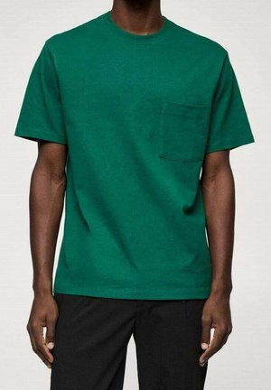 T-shirt en coton vert avec un col rond et des manches courtes, présentant une poche unique sur la poitrine gauche et une coupe décontractée.