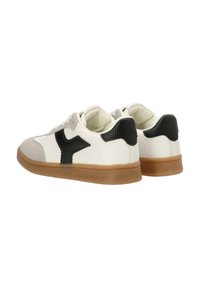 Zapatillas de cuero blanco con acentos texturizados en negro, puntera de gamuza gris y suela de goma. Diseño de cordones y forma de punta redondeada.