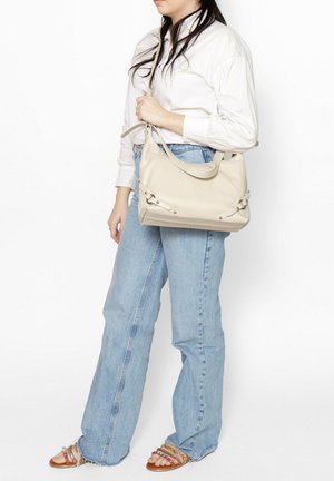 Borsa a tracolla in pelle beige con una forma morbida, dettagli in metallo argentato e una tracolla, completata da una finitura testurizzata e dettagli laterali.